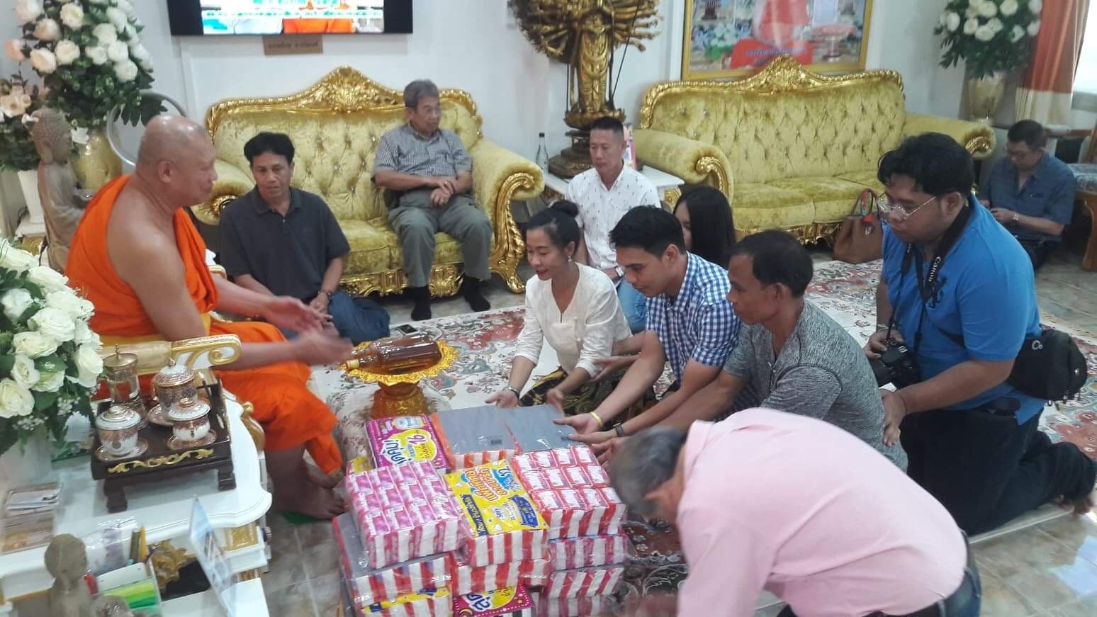 สมาพันธ์เครือข่ายสื่อมวลชนไทย (สสสท.)เข้าพบ หลวงพ่อ พบโชค ติสฺสวํโส บริจาคสิ่งของ วัดห้วยปลากั้ง เชียงราย