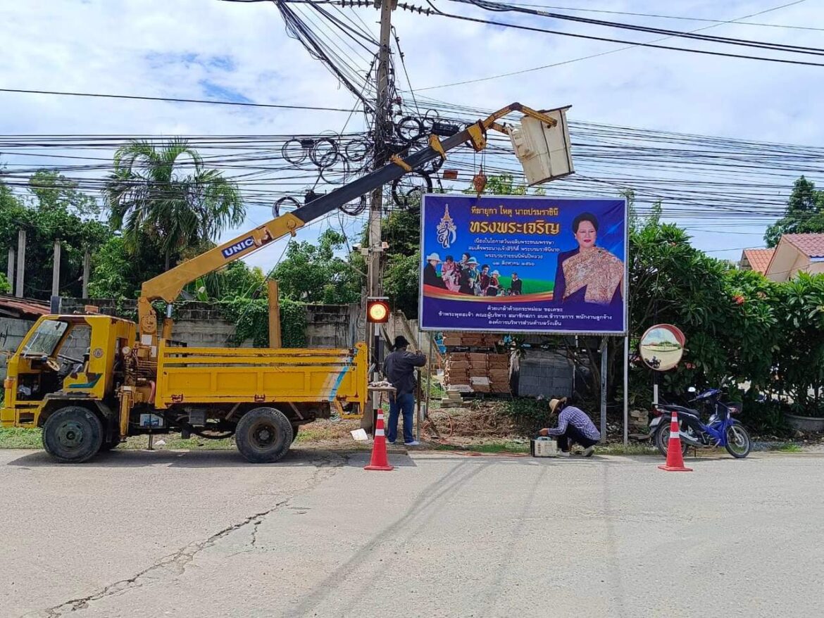 นางสาววิมลวรรณ ขุนณรงค์นายกองค์การบริหารส่วนตำบลวังเย็นมอบหมายให้พนักงานเจ้าหน้าที่กองช่าง เข้าดำเนินการ ปรับระดับป้ายเหล็กที่ใช้ในการประชาสัมพันธ์