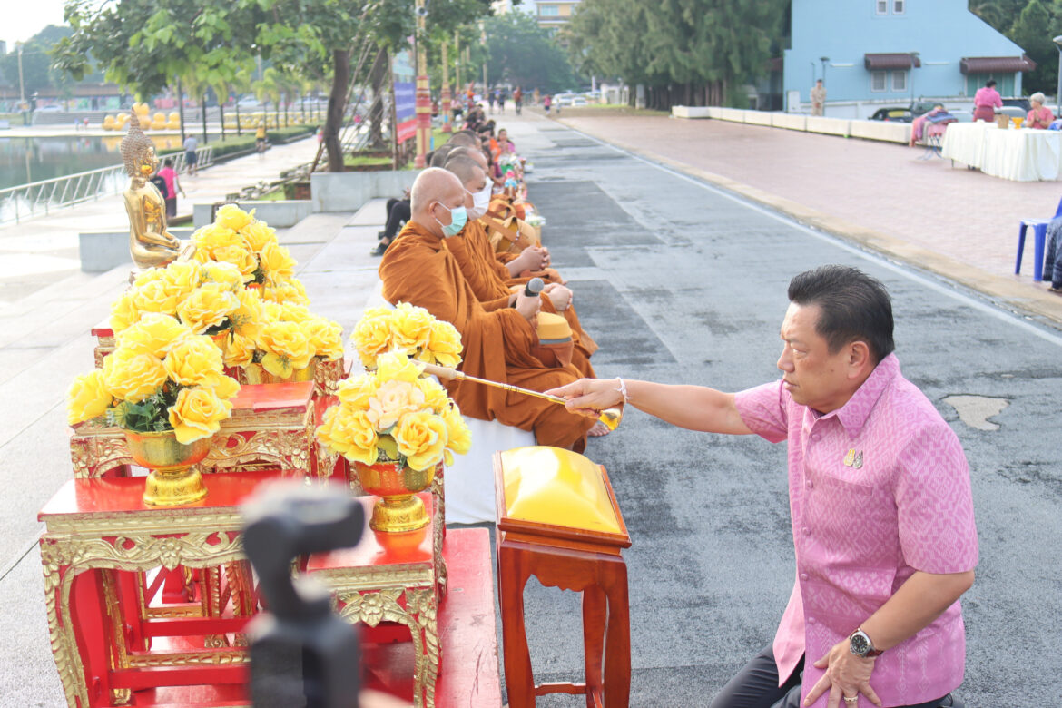 อุดรธานี !! แต่งชุดไทย ร่วมกิจกรรมโครงการ “วันอังคารสวมผ้าไทย ใส่บาตรพระ”ริมหนองประจักษ์