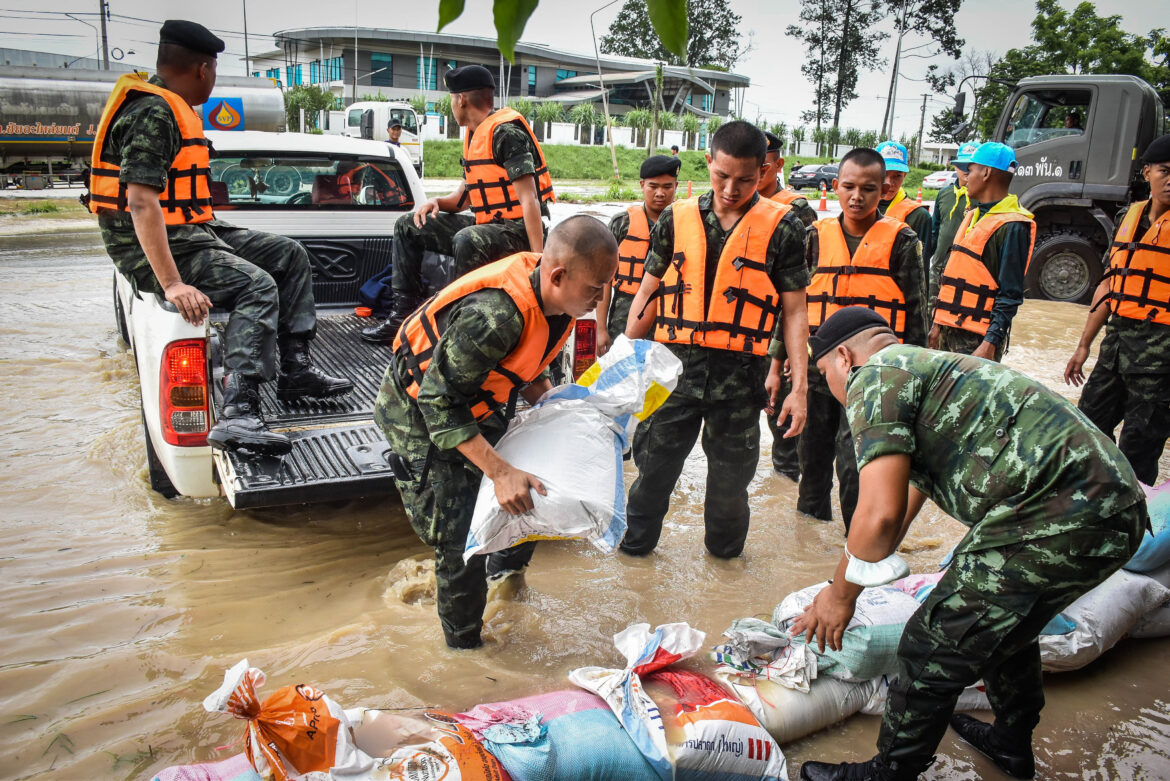 ร.13 พัน.1 ลงพื้นที่ช่วยเหลือประชาชนที่ประสบอุทกภัยในพื้นที่