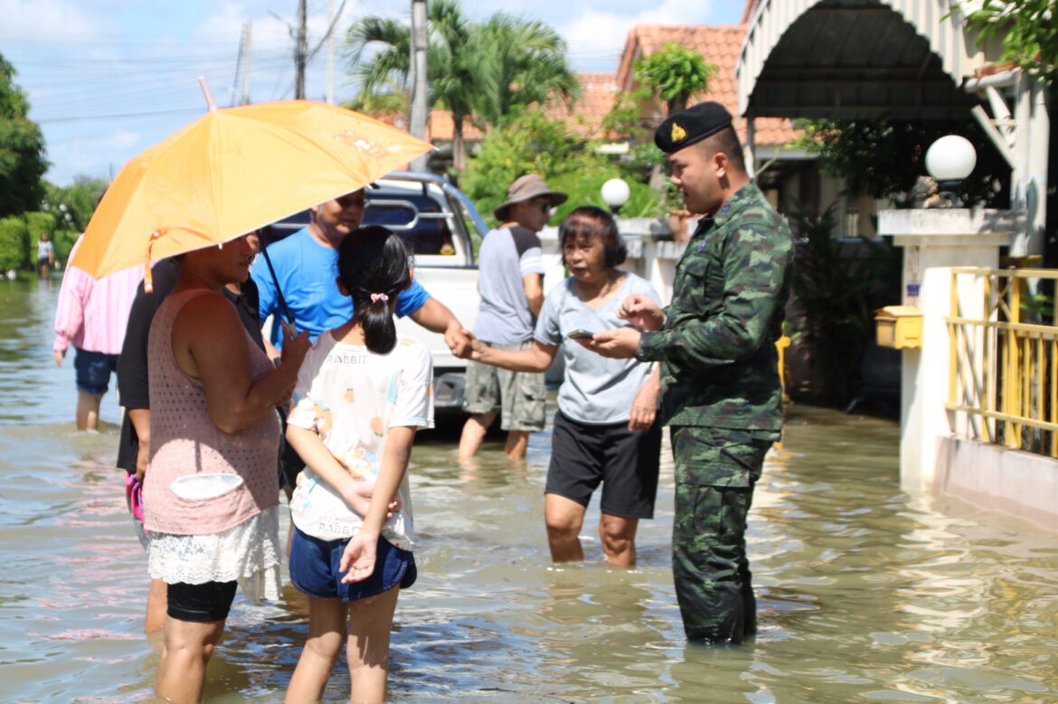 ร.13 พัน.2 จัดกำลังพลจิตอาสาลงพื้นที่ช่วยเหลือประชาชน