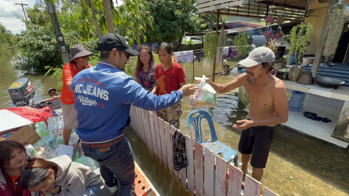 นายกสมาคมเครือข่ายสื่อมวลชนภาคใต้ร่วมใจช่วยเหลือผู้ประสบอุทกภัยจังหวัดอุดรธานี